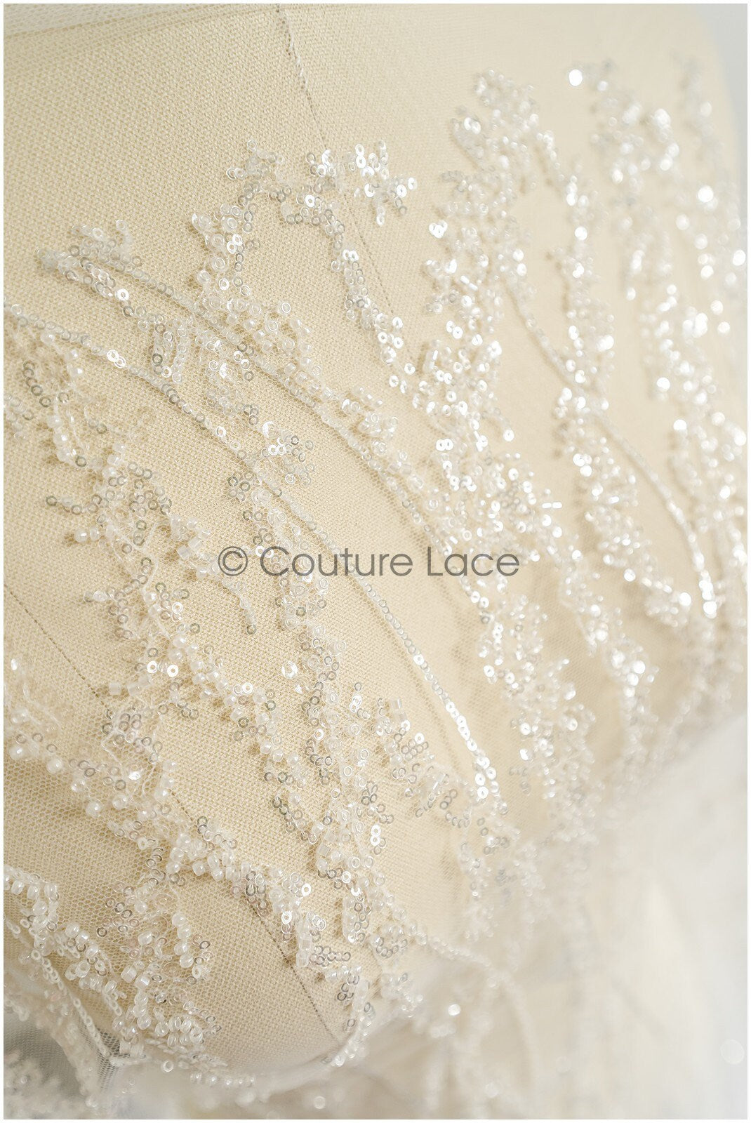 Wunderschöner Perlen Spitzenstoff mit Linien/ Couture Spitzenstoff mit Perlen & Pailletten/ Brautspitze Off-White// L22-467