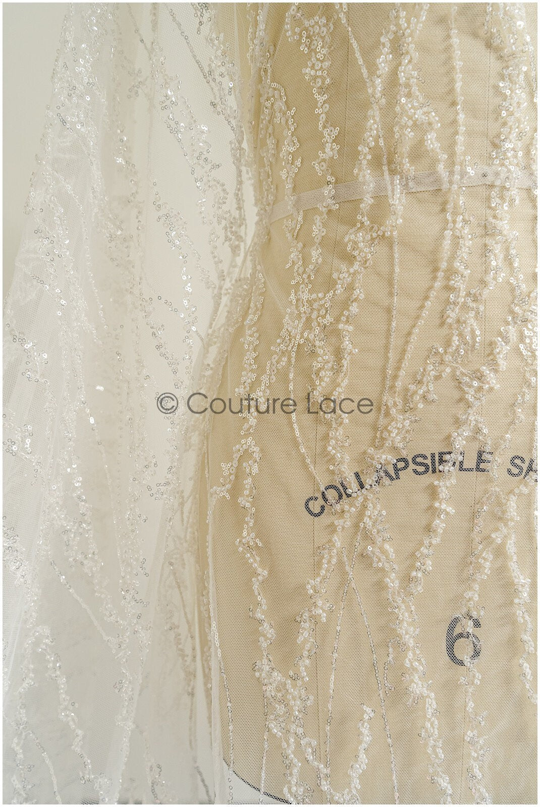 Wunderschöner Perlen Spitzenstoff mit Linien/ Couture Spitzenstoff mit Perlen & Pailletten/ Brautspitze Off-White// L22-467