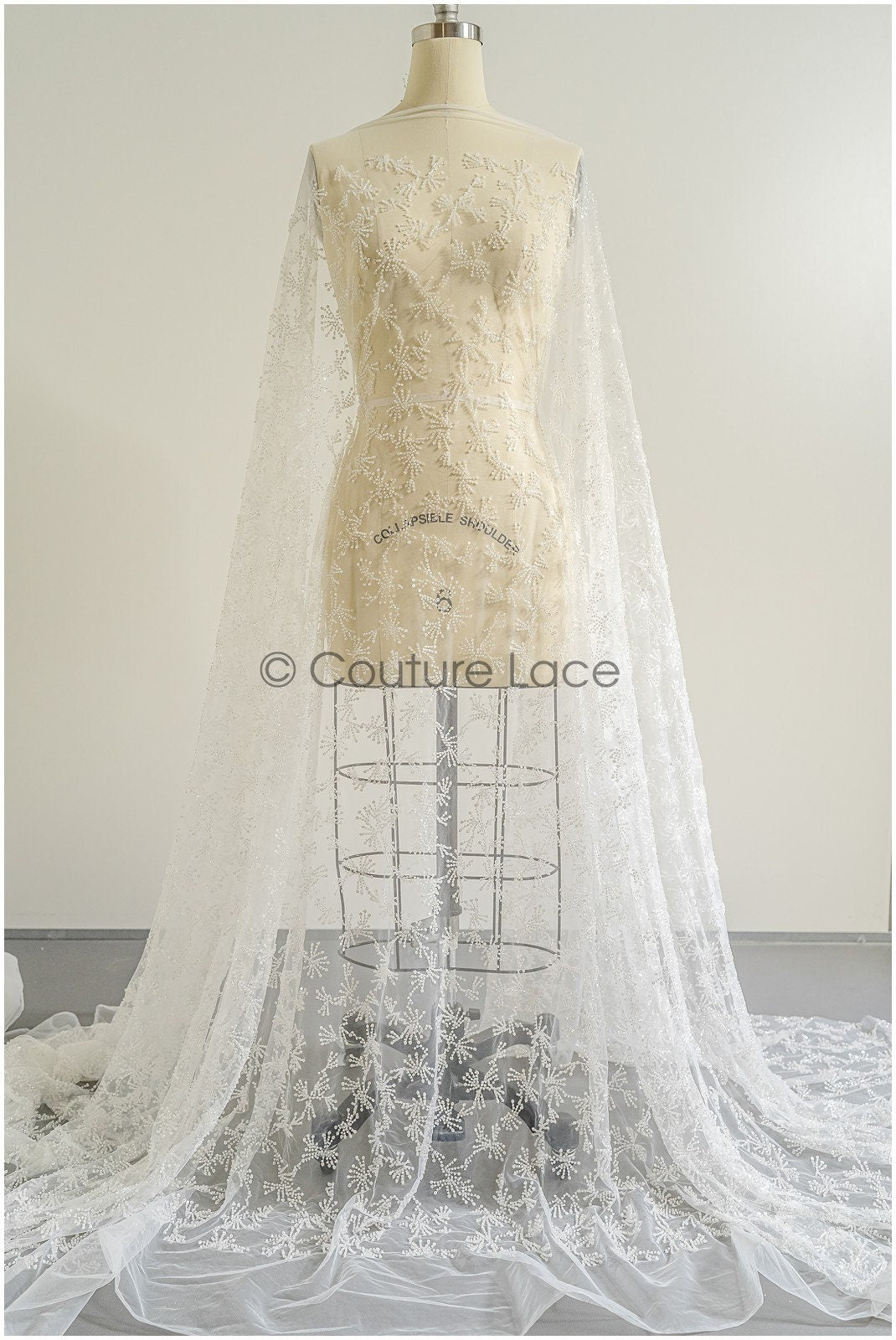 Wunderschöner Perlen Spitzenstoff/ Couture Spitzenstoff mit Perlen & Pailletten/ Brautspitze Off-Whitte// L22-474