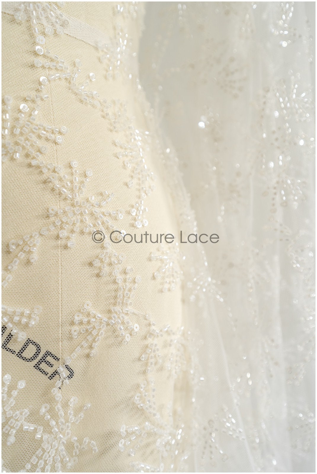 Wunderschöner Perlen Spitzenstoff/ Couture Spitzenstoff mit Perlen & Pailletten/ Brautspitze Off-Whitte// L22-474