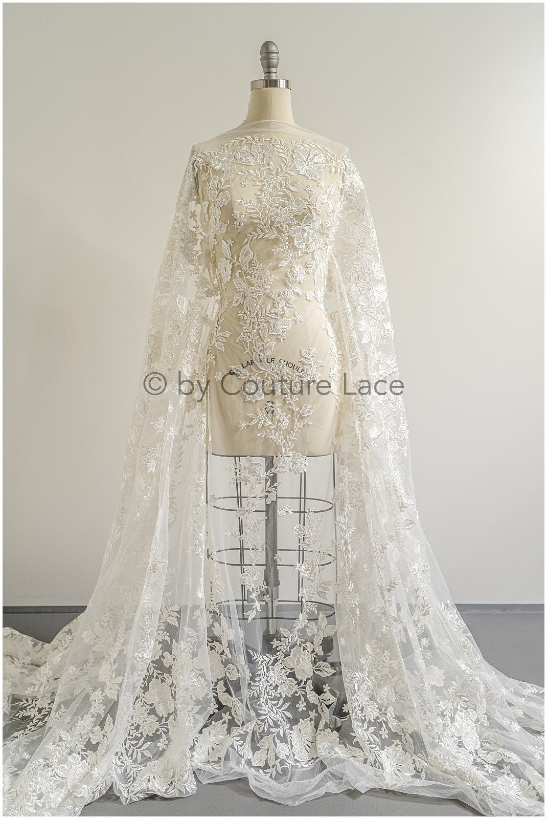 Romantischer Braut Spitzenstoff mit Blumenmuster/ florale Couture Spitze Off-White/ bestickte Spitze// L22-493