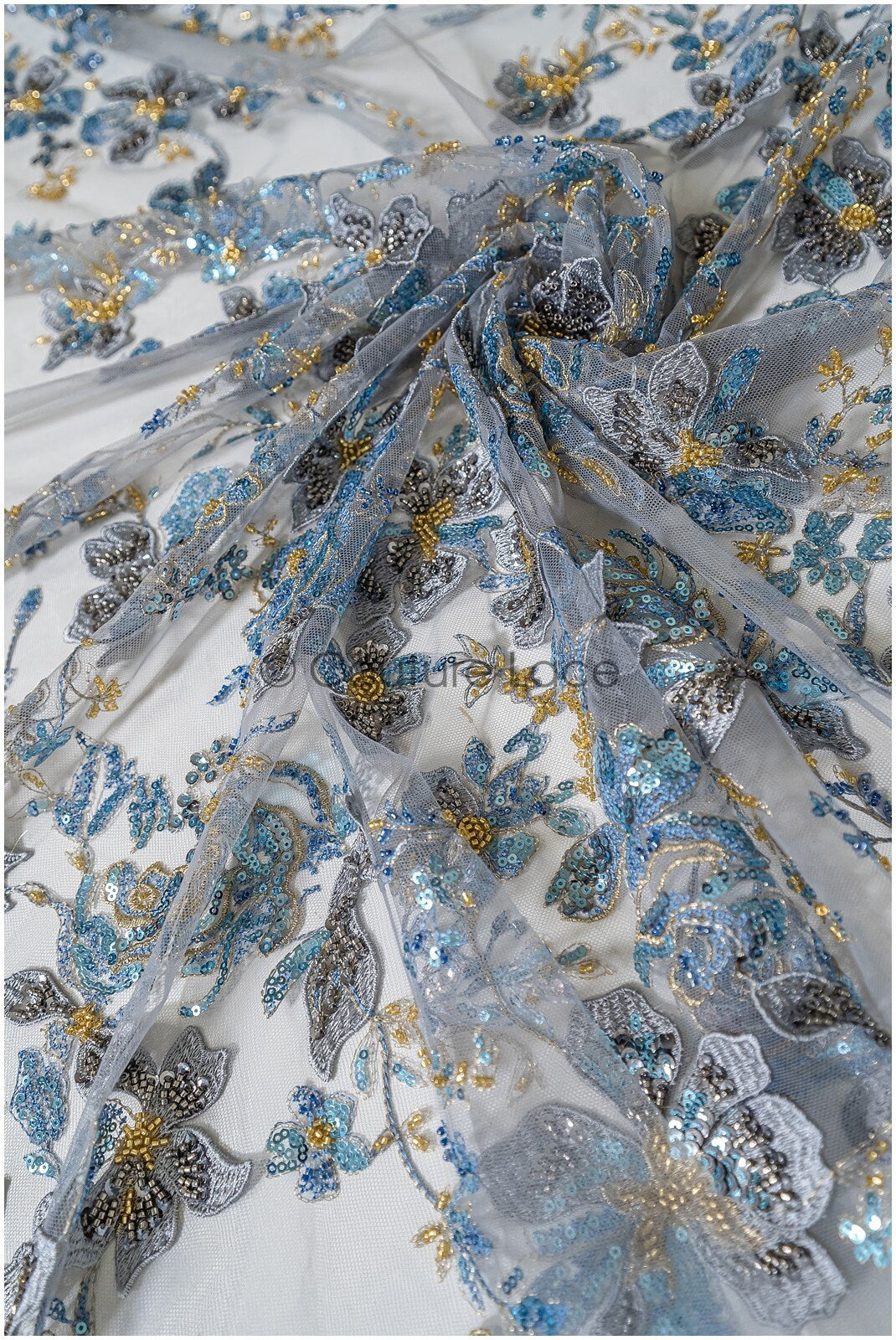 Wunderschöner blau gelber Spitzenstoff mit Blumen, Couture Spitzenstoff mit Perlen und Pailletten, blau goldfarbener Spitzenstoff// L22-483