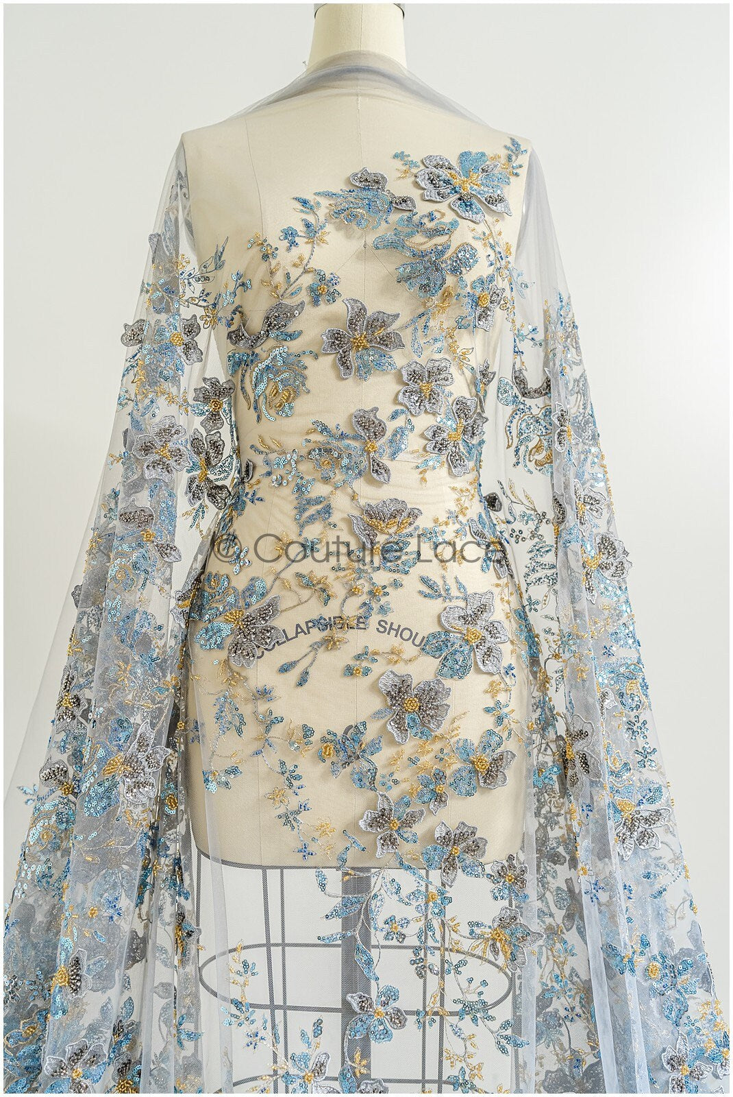 Wunderschöner blau gelber Spitzenstoff mit Blumen, Couture Spitzenstoff mit Perlen und Pailletten, blau goldfarbener Spitzenstoff// L22-483