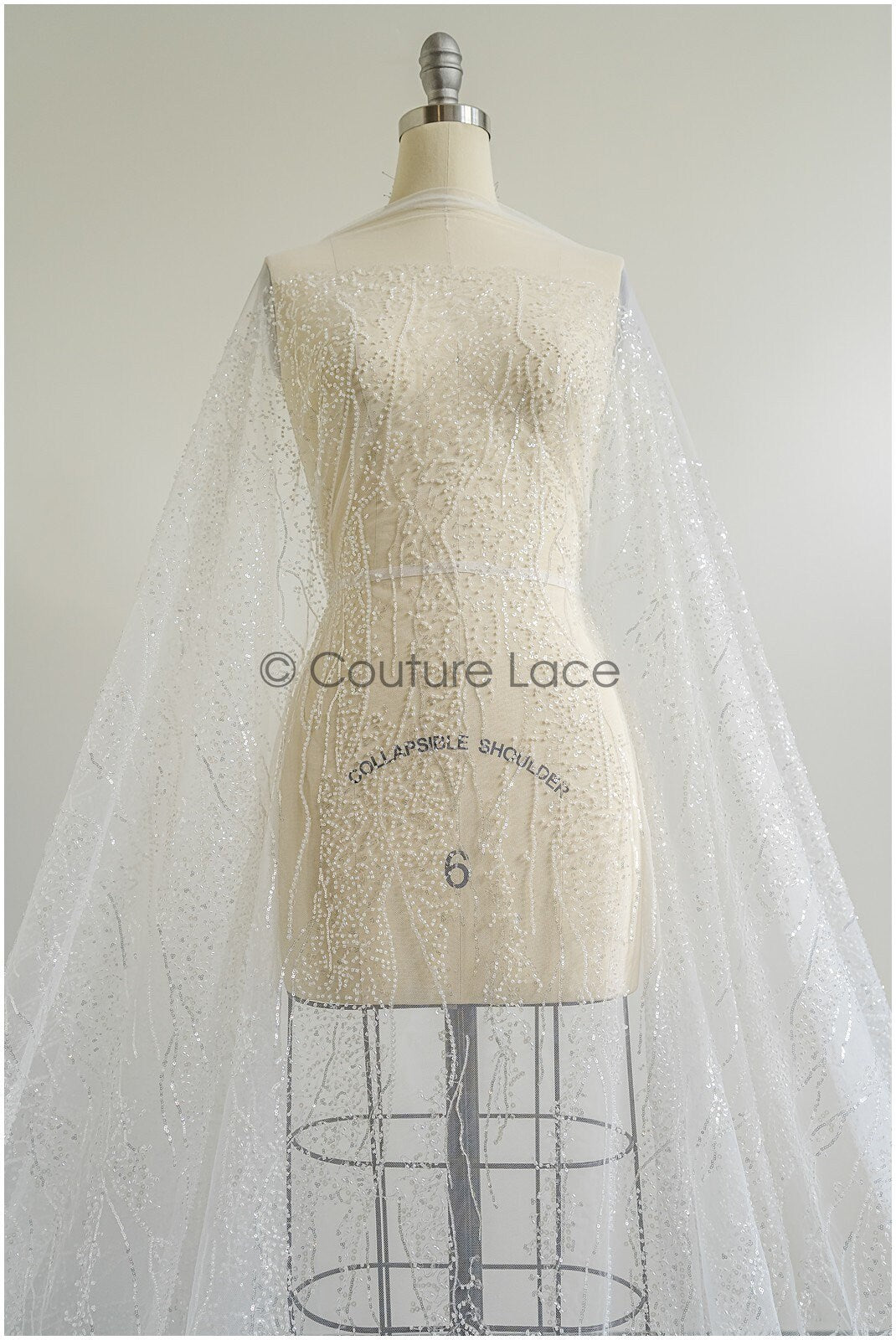 Wunderschöner Perlen Spitzenstoff mit Linien/ Couture Spitzenstoff mit Perlen & Pailletten/ Brautspitze// L22-459