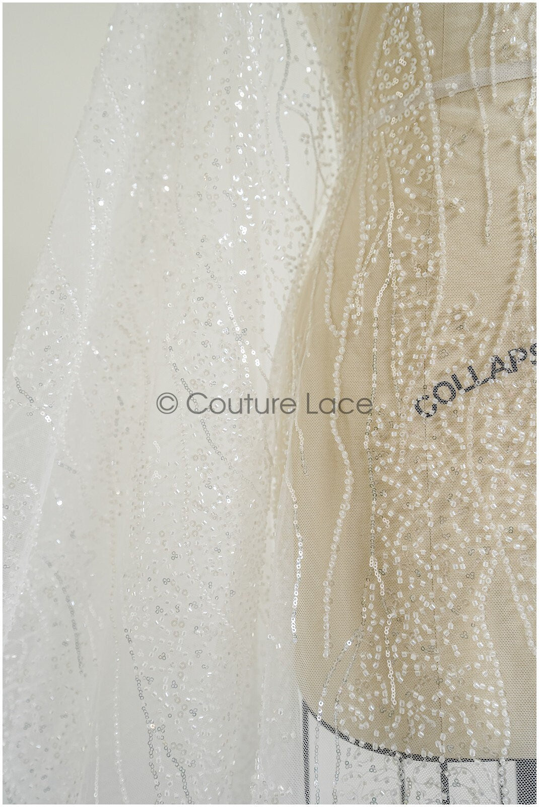 Wunderschöner Perlen Spitzenstoff mit Linien/ Couture Spitzenstoff mit Perlen & Pailletten/ Brautspitze// L22-459