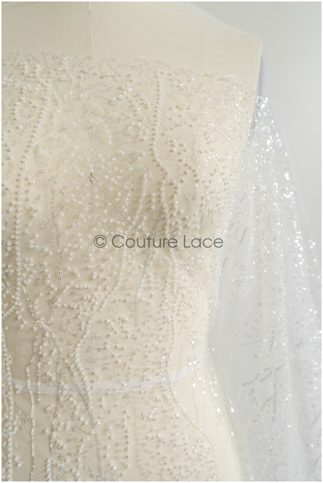 Wunderschöner Perlen Spitzenstoff mit Linien/ Couture Spitzenstoff mit Perlen & Pailletten/ Brautspitze// L22-459