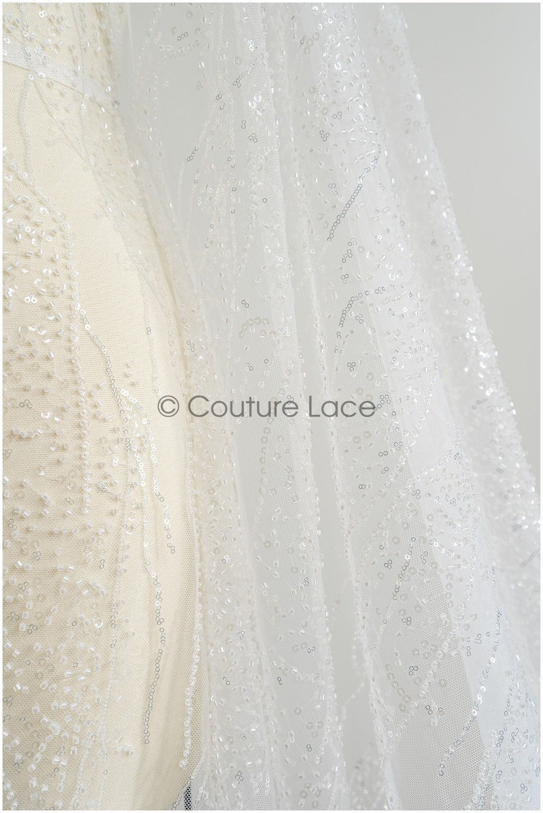 Wunderschöner Perlen Spitzenstoff mit Linien/ Couture Spitzenstoff mit Perlen & Pailletten/ Brautspitze// L22-459