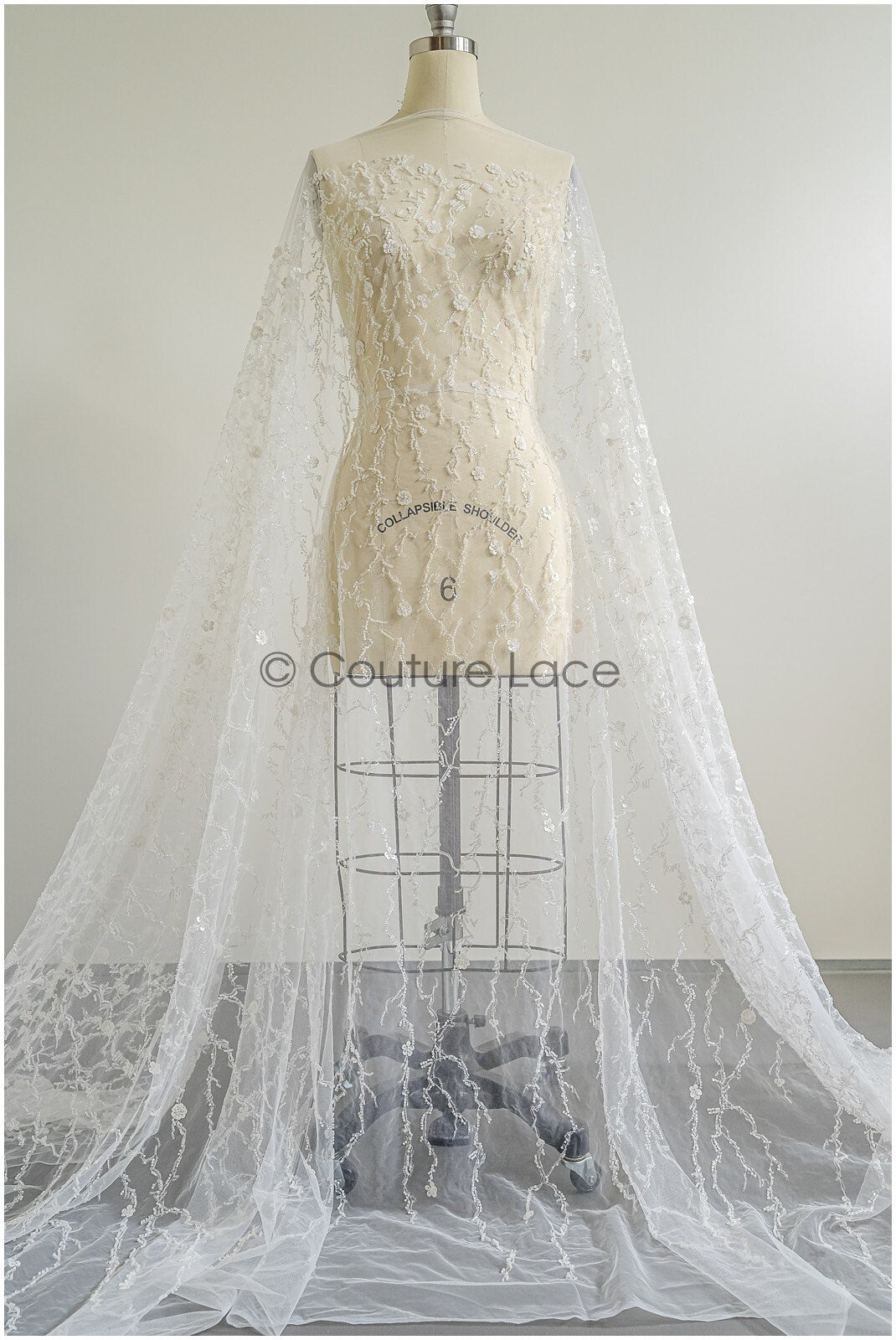 Wunderschöner Spitzenstoff mit Linien/ Couture Spitzenstoff mit Perlen & Pailletten/ Brautspitze mit Ästen & Linien// L22-461
