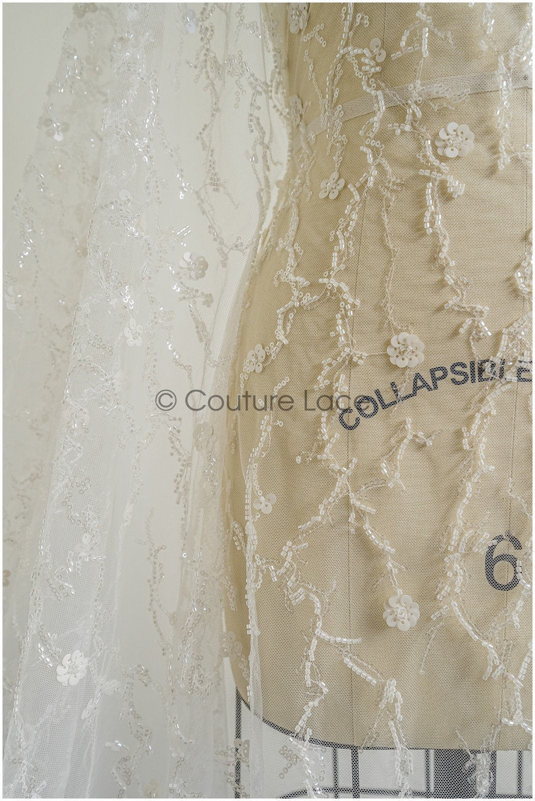 Wunderschöner Spitzenstoff mit Linien/ Couture Spitzenstoff mit Perlen & Pailletten/ Brautspitze mit Ästen & Linien// L22-461