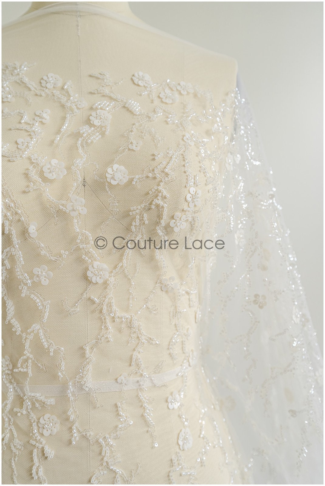 Wunderschöner Spitzenstoff mit Linien/ Couture Spitzenstoff mit Perlen & Pailletten/ Brautspitze mit Ästen & Linien// L22-461