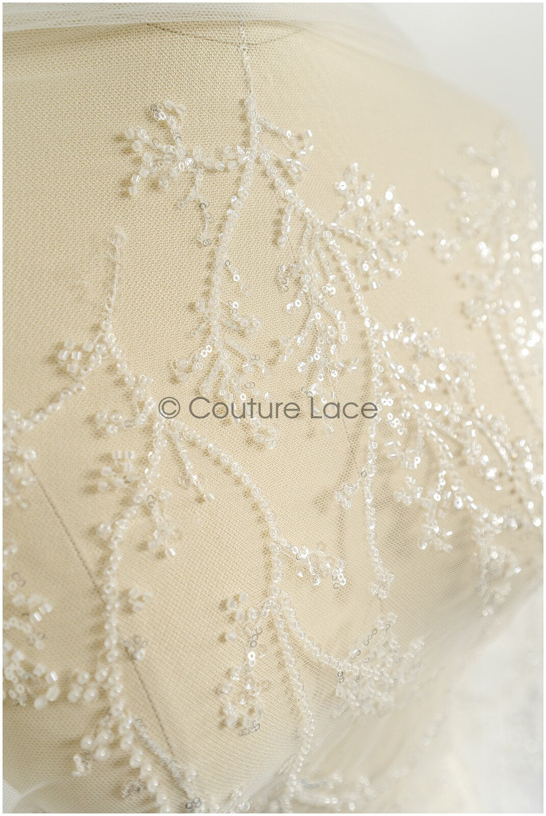 Wunderschöner Perlen Spitzenstoff mit feinen Blättern/ Couture Spitzenstoff mit Perlen & Pailletten/ Brautspitze Off-White// L22-469