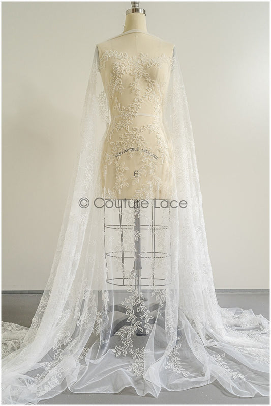 Wunderschöner Spitzenstoff mit kleinen Blättern/ Couture Spitzenstoff mit Perlen & Pailletten/ Brautspitze Off-White// L22-470