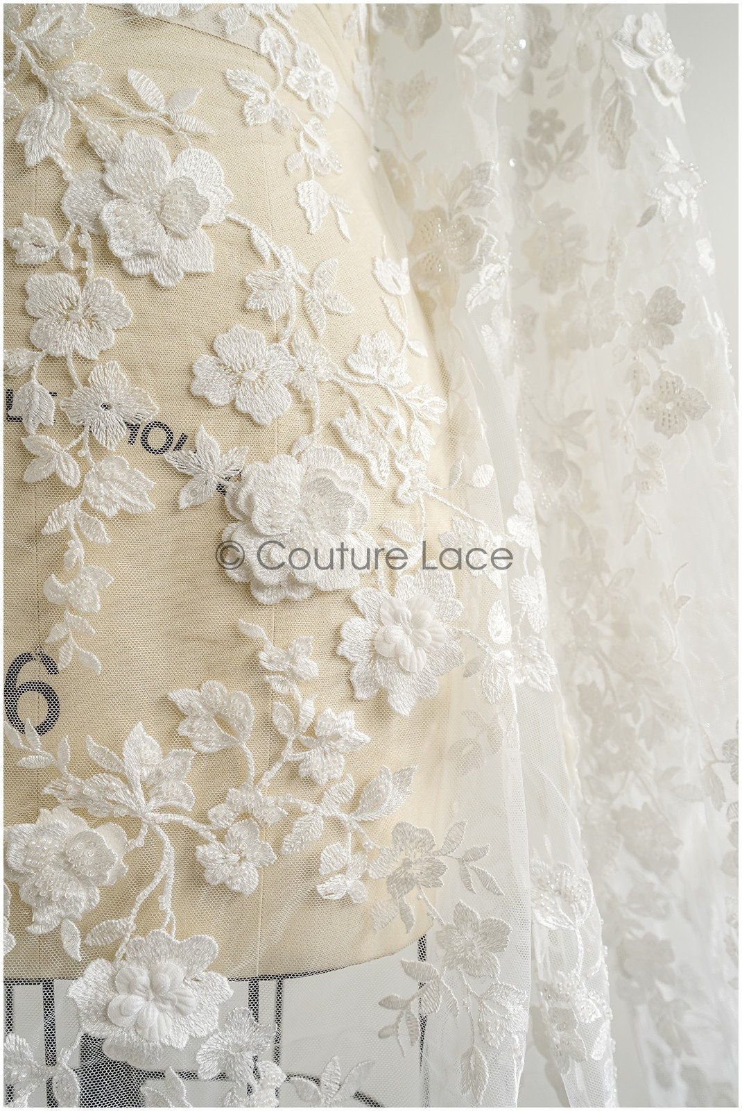 Wunderschöner 3D Blumen Spitzenstoff/ Braut Couture Spitzenstoff Off-White/ 3D Brautspitze mit Perlen/ Brautspitze// L22-471