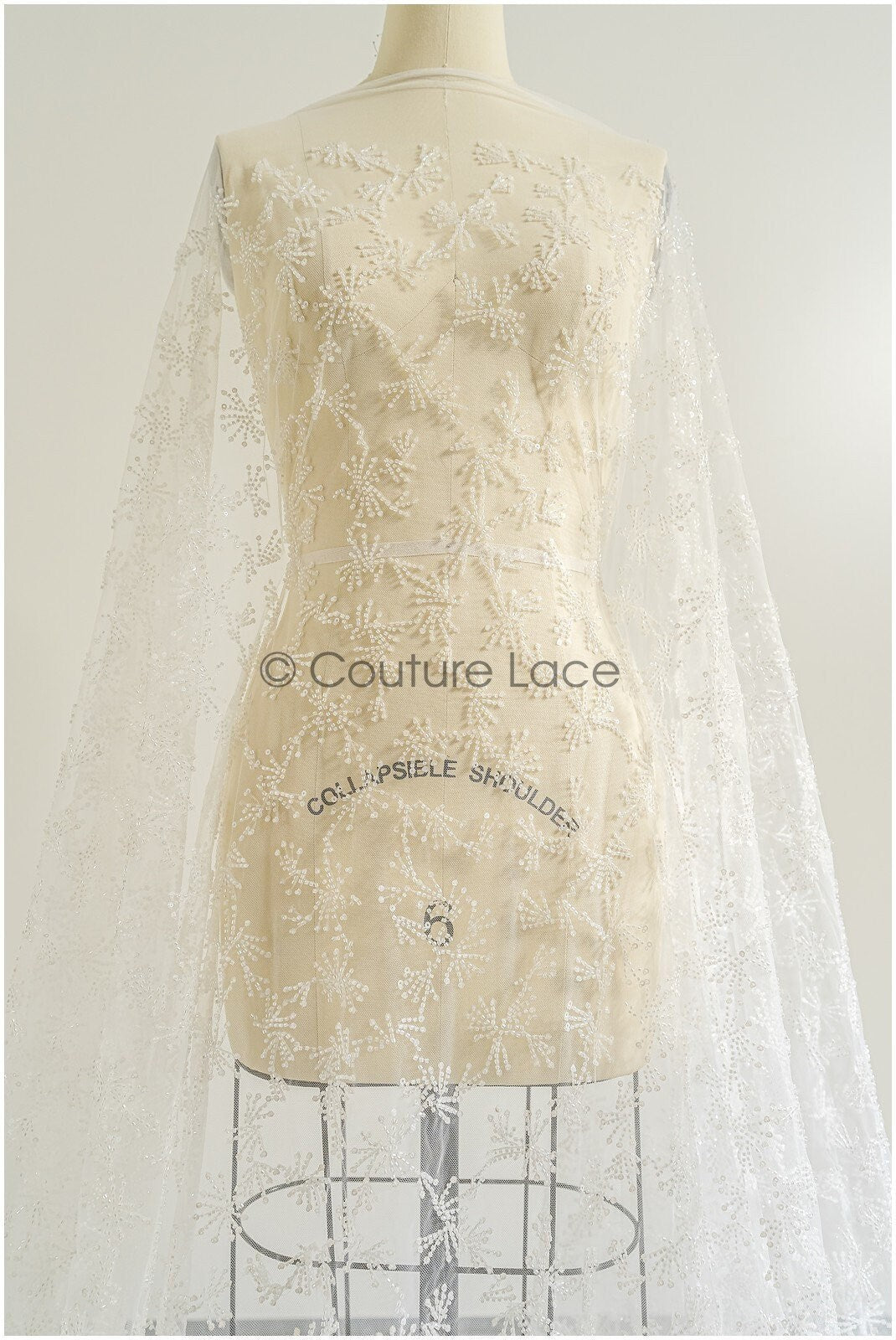 Wunderschöner Perlen Spitzenstoff/ Couture Spitzenstoff mit Perlen & Pailletten/ Brautspitze Off-Whitte// L22-474