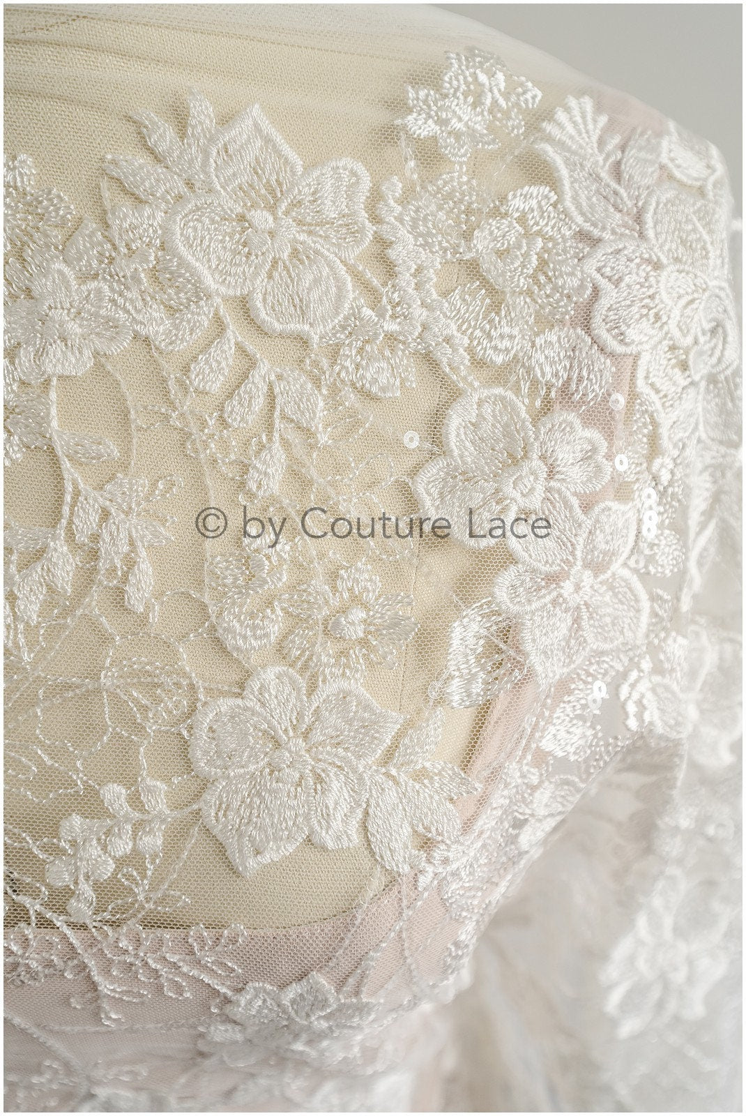 Romantischer Blumen Spitzenstoff/ Blumenspitze Off-White/ Hochzeitskleid Spitze/ Brautblumen Spitzenstoff mit Pailletten// L22-507