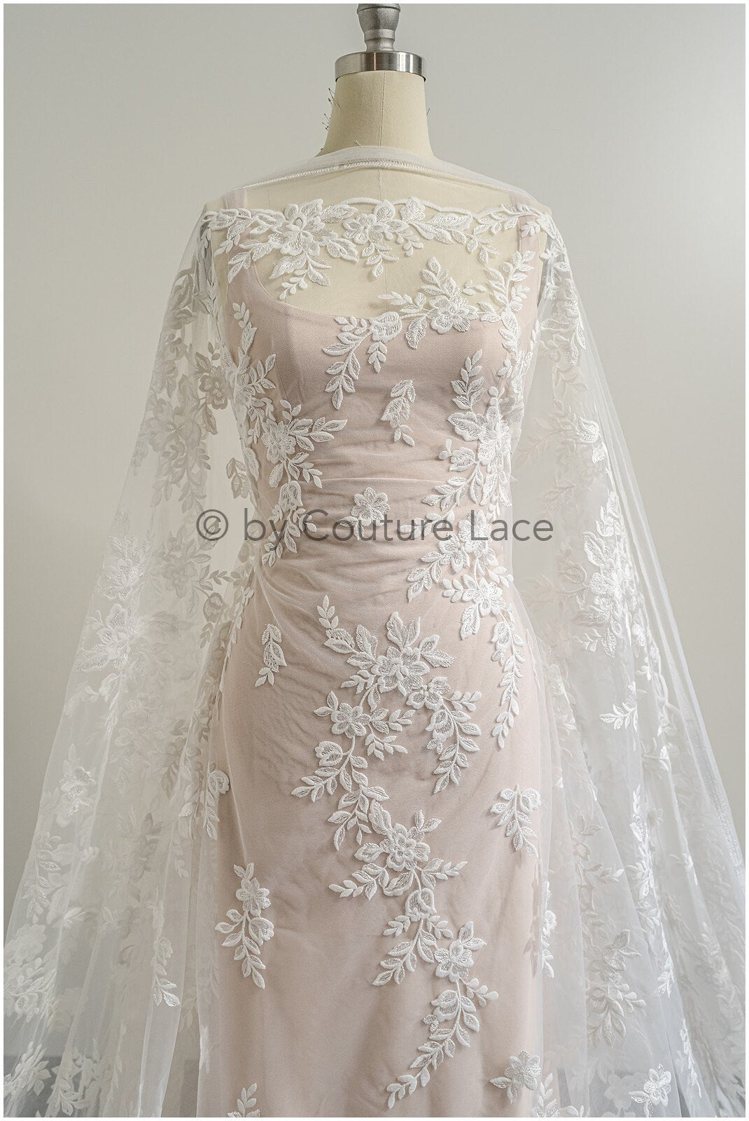 Romantischer Blumen Spitzenstoff/ Blumenspitze Off-White/ Hochzeitskleid Spitze/ Blumen Spitzenstoff mit Pailletten// L22-520