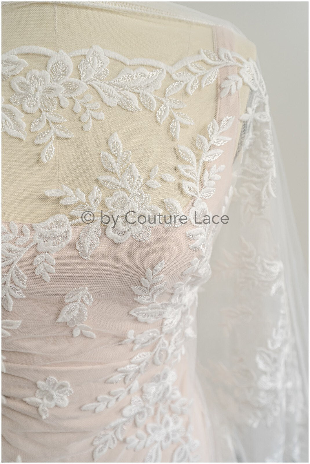 Romantischer Blumen Spitzenstoff/ Blumenspitze Off-White/ Hochzeitskleid Spitze/ Blumen Spitzenstoff mit Pailletten// L22-520