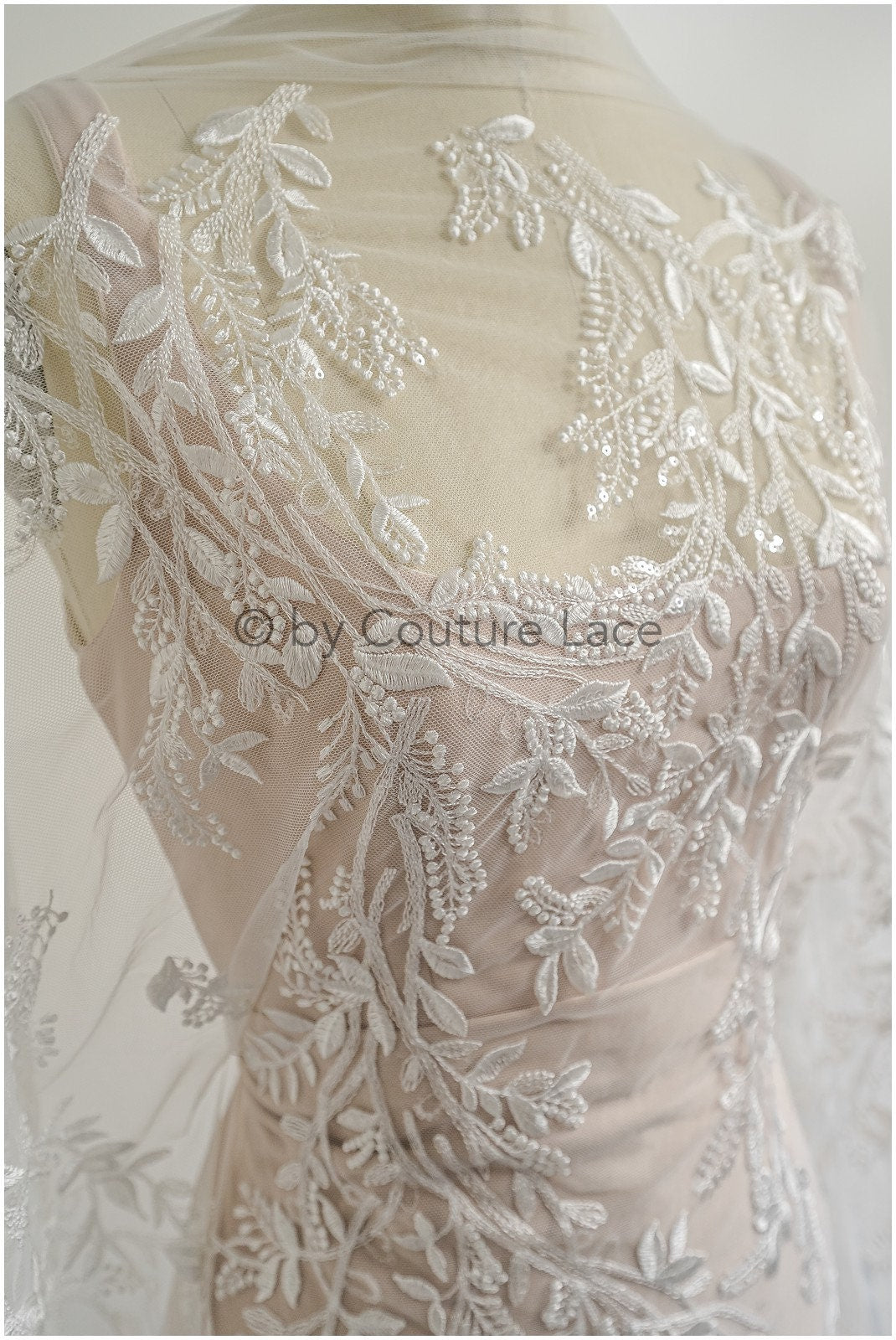 Romantischer Wildblumen Spitzenstoff/ Braut Spitze Off-White/ Hochzeitskleid Spitze mit Pailletten/ Blumenspitze// L22-522