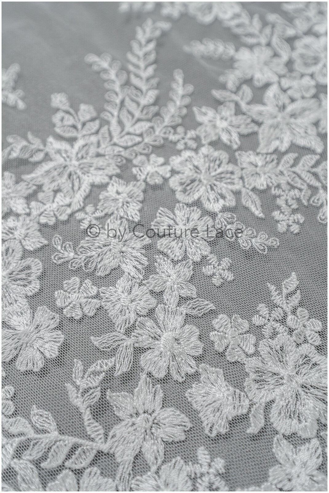 Romantischer Blumen Spitzenstoff/ Wildblumen Spitze Off-White/ Brautspitze mit romantischem Blumenmuster// L22-009