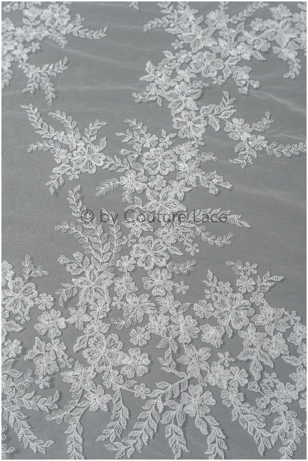 Romantischer Blumen Spitzenstoff/ Wildblumen Spitze Off-White/ Brautspitze mit romantischem Blumenmuster// L22-009