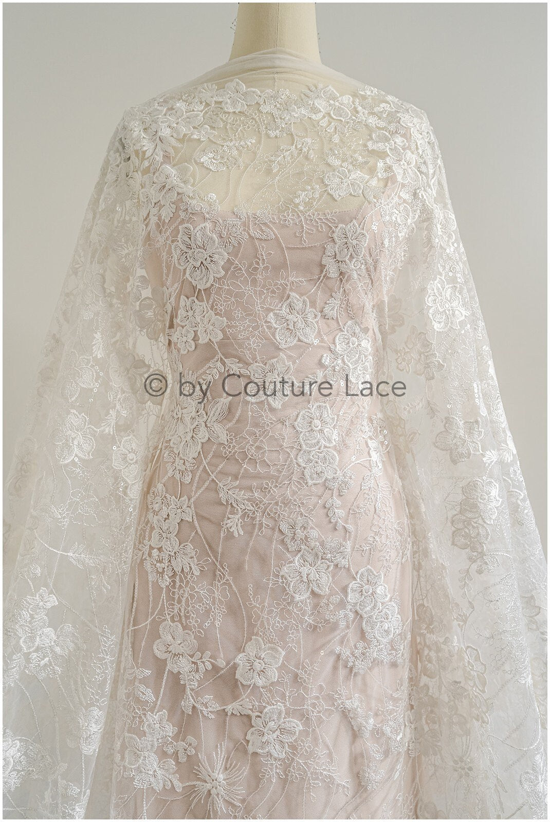 Romantischer Blumen Spitzenstoff/ Blumenspitze Off-White/ Hochzeitskleid Spitze/ Brautblumen Spitzenstoff mit Pailletten// L22-507