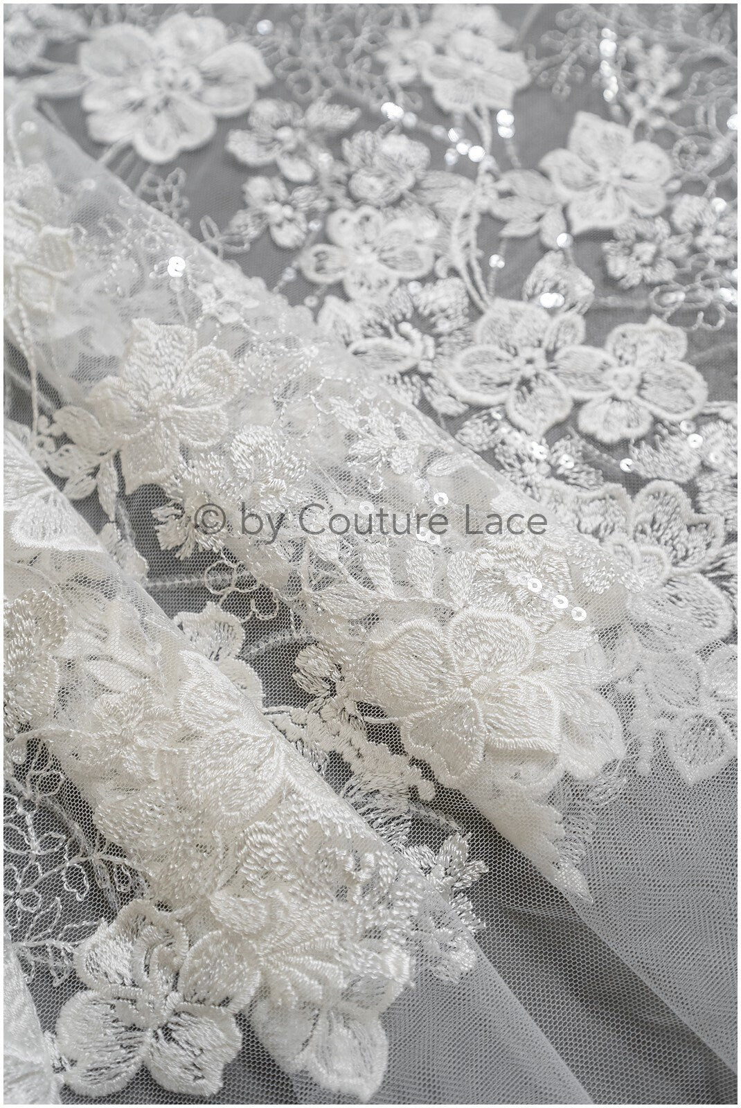 Romantischer Blumen Spitzenstoff/ Blumenspitze Off-White/ Hochzeitskleid Spitze/ Brautblumen Spitzenstoff mit Pailletten// L22-507