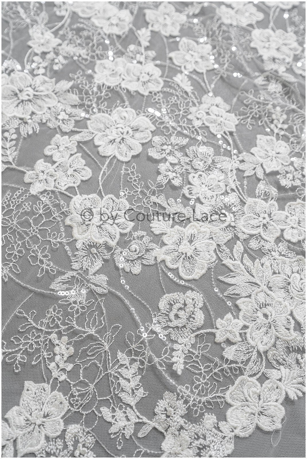 Romantischer Blumen Spitzenstoff/ Blumenspitze Off-White/ Hochzeitskleid Spitze/ Brautblumen Spitzenstoff mit Pailletten// L22-507
