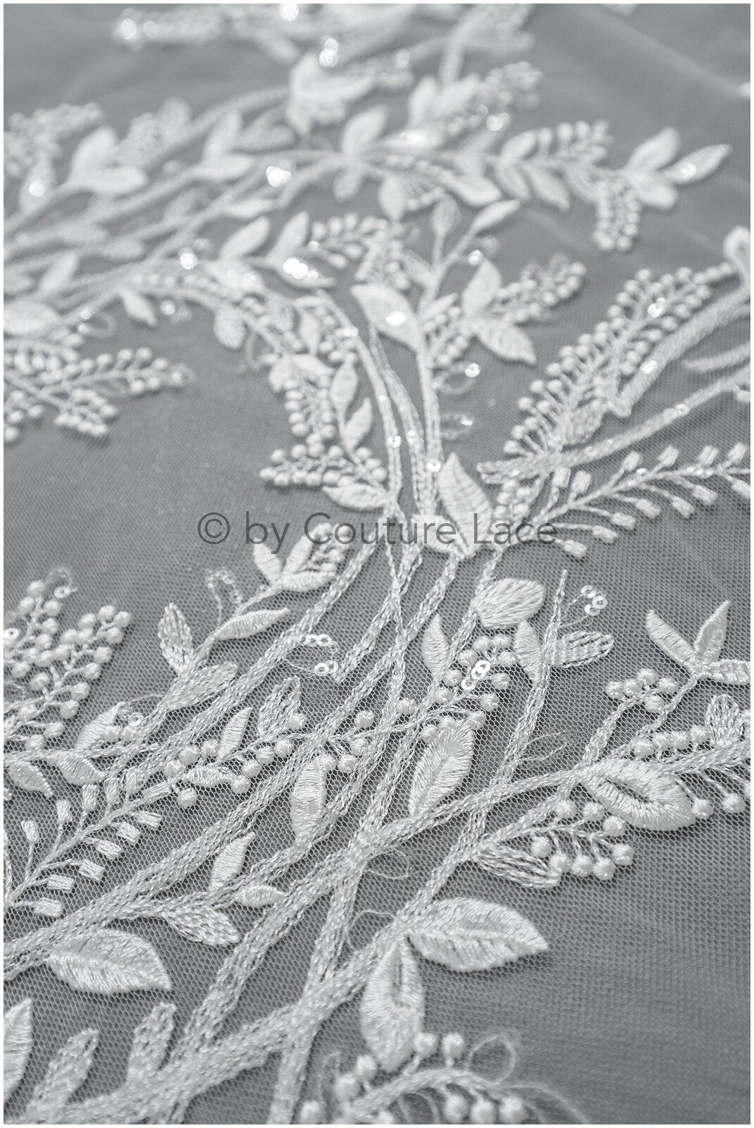 Romantischer Wildblumen Spitzenstoff/ Braut Spitze Off-White/ Hochzeitskleid Spitze mit Pailletten/ Blumenspitze// L22-522