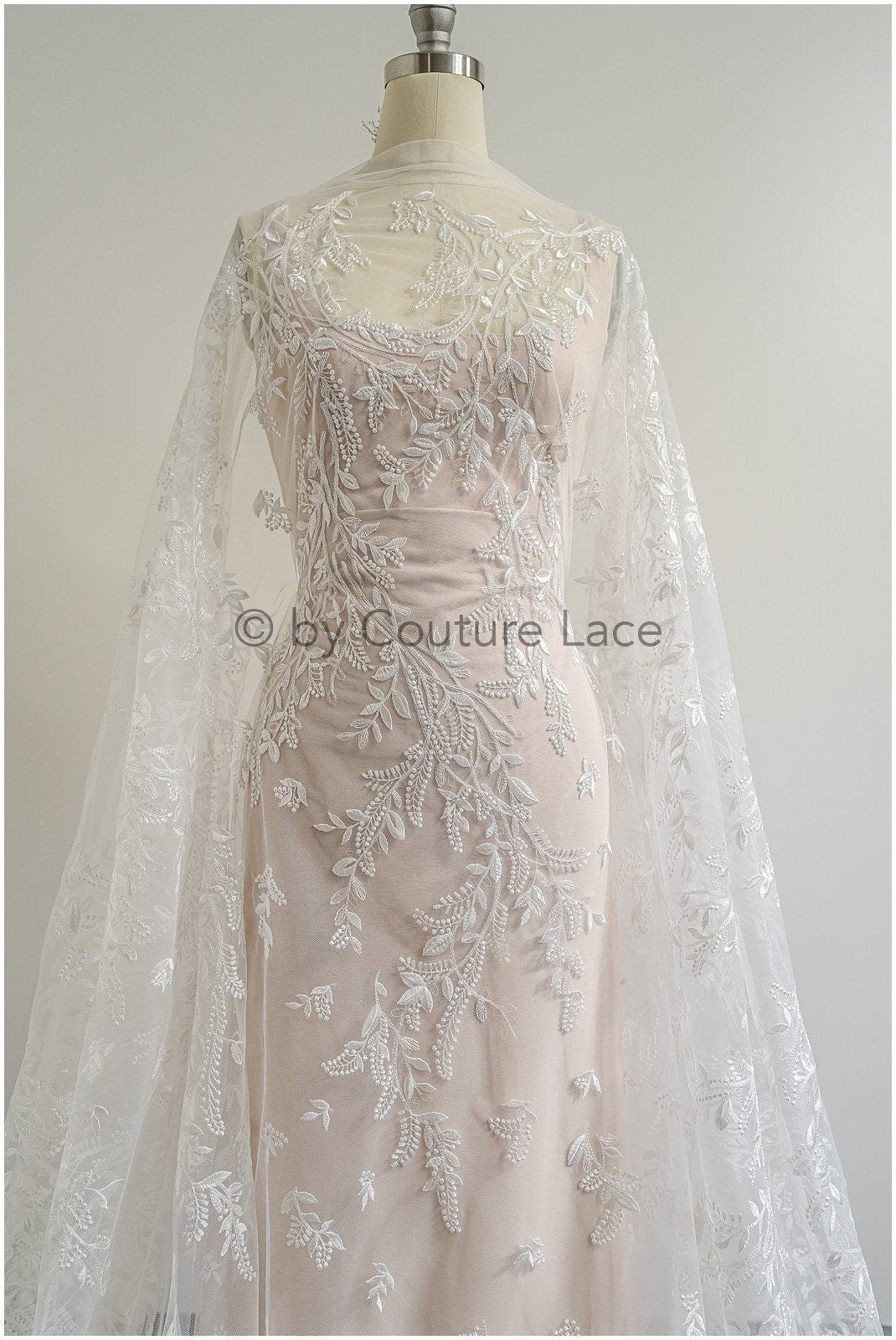 Romantischer Wildblumen Spitzenstoff/ Braut Spitze Off-White/ Hochzeitskleid Spitze mit Pailletten/ Blumenspitze// L22-522
