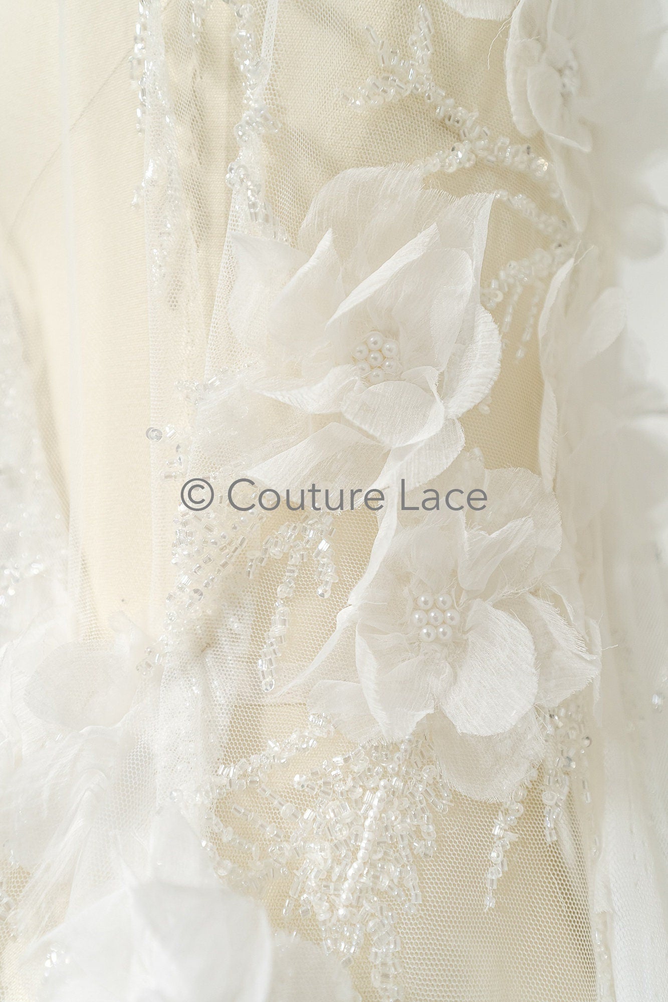 3D Blumen Spitzenstoff Off-White/ Braut Spitzenstoff/ romantischer Spitzenstoff mit 3D Blumen/ Hochzeit Spitzenstoff mit Perlen// L23-563
