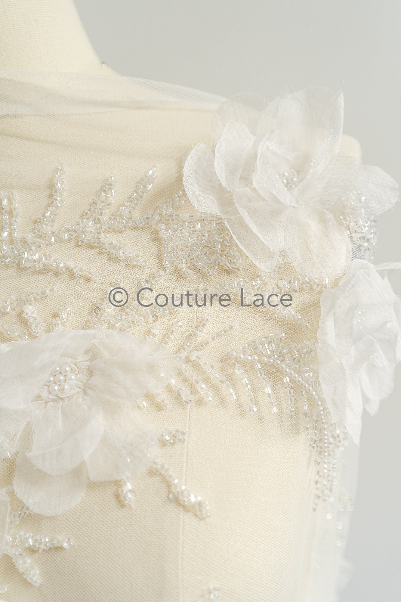 3D Blumen Spitzenstoff Off-White/ Braut Spitzenstoff/ romantischer Spitzenstoff mit 3D Blumen/ Hochzeit Spitzenstoff mit Perlen// L23-563