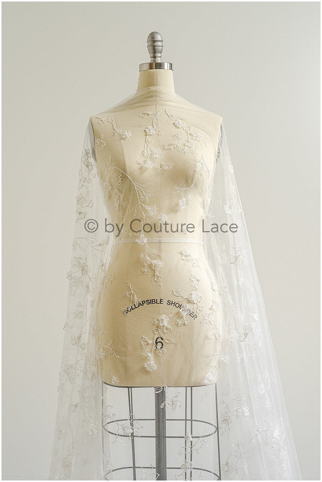 Wunderschöner perlenbesetzter Spitzenstoff/ Couture Spitzenstoff mit Pailletten & Perlen/ florale Brautspitze// L23-567
