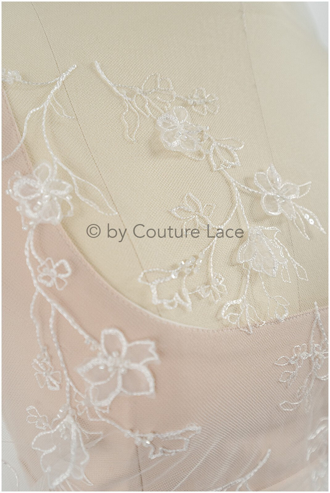 Wunderschöner perlenbesetzter Spitzenstoff/ Couture Spitzenstoff mit Pailletten & Perlen/ florale Brautspitze// L23-567