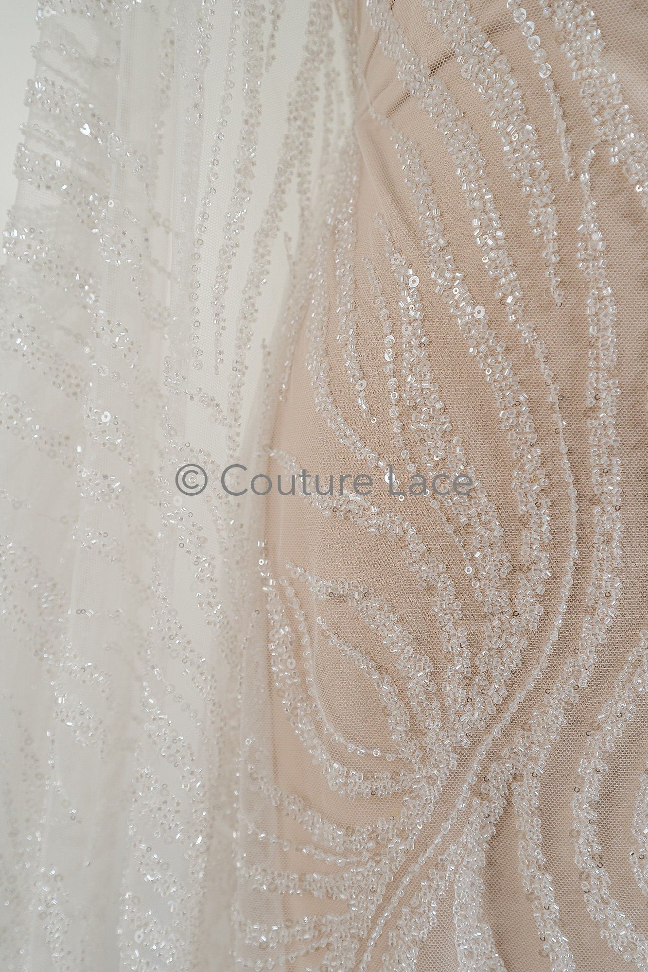 Zarte florale Spitze Off-White/ Braut Spitzenstoff/ Perlen Spitzenstoff/ Spitzenmuster mit Perlen & Pailletten// L23-550
