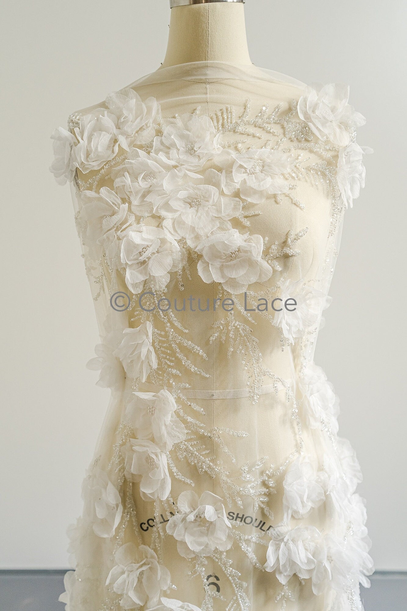 3D Blumen Spitzenstoff Off-White/ Braut Spitzenstoff/ romantischer Spitzenstoff mit 3D Blumen/ Hochzeit Spitzenstoff mit Perlen// L23-563