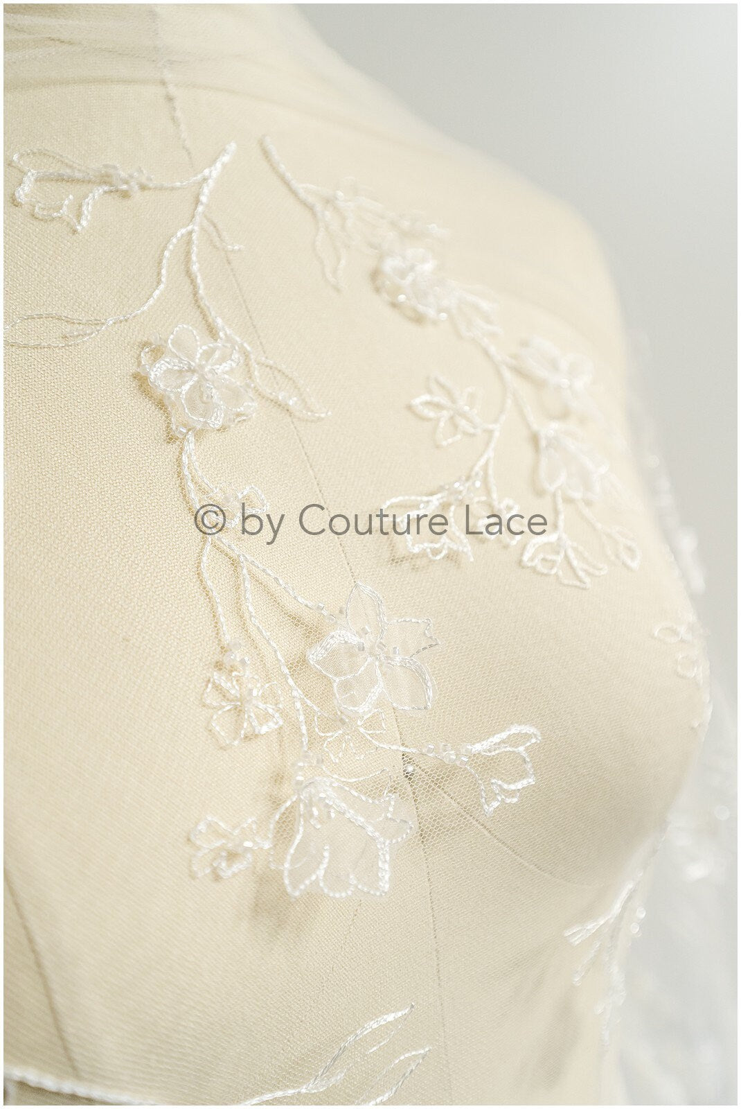 Wunderschöner perlenbesetzter Spitzenstoff/ Couture Spitzenstoff mit Pailletten & Perlen/ florale Brautspitze// L23-567