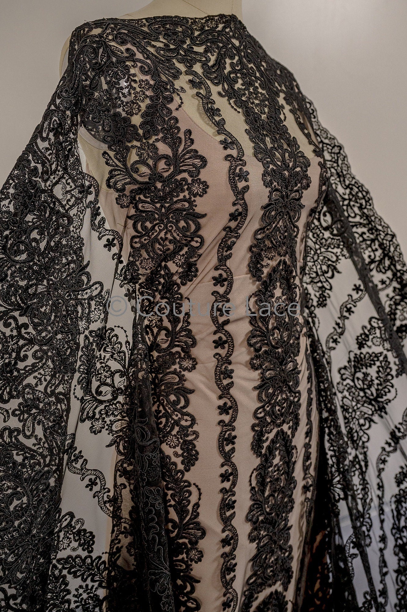 Schwarze Couture-Spitze / Couture-Abendkleid-Spitzenmaterial / schwarzes Abschlussball- oder Halloween-Kleid / schwarze Hochzeitsspitze // L18-193