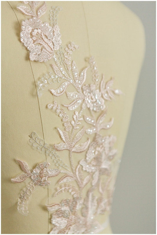 2 gespiegelter Pc. Pfirsichfarbene Blütenspitze Apliqué, Pailletten Spitzenaufnäher, Spitzenapliqué, weiche roséfarbene Spitzenblume, nude Blumenaufnäher// A17-037