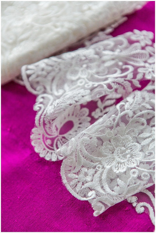 Garniture en dentelle douce et élégante/ Dentelle nuptiale blanc cassé/ Dentelle Chantilly/ Garniture en dentelle ornementale/ Dentelle lingerie// T17-017