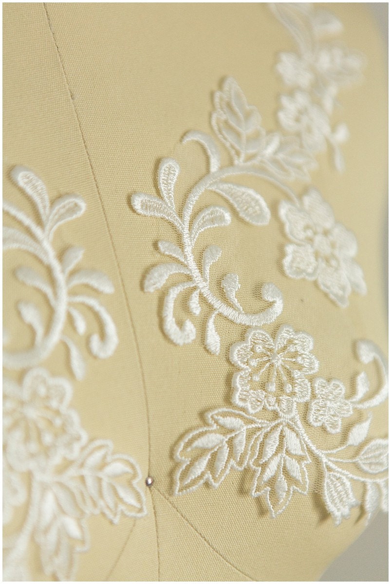 2Stk. gespiegelte weiche Spitzenblume Applikation - IVORY - Spitzenblume, Spitzenaufnäher, Brautkleid Applikation// A17-012
