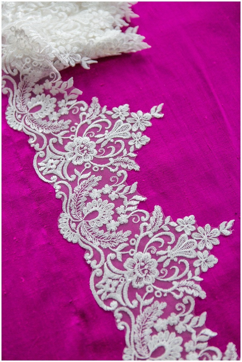 Soft & elegant lace trim/ Off-white bridal lace/ Chantilly lace/ Ornament lace trim/ Lingerie lace// T17-017