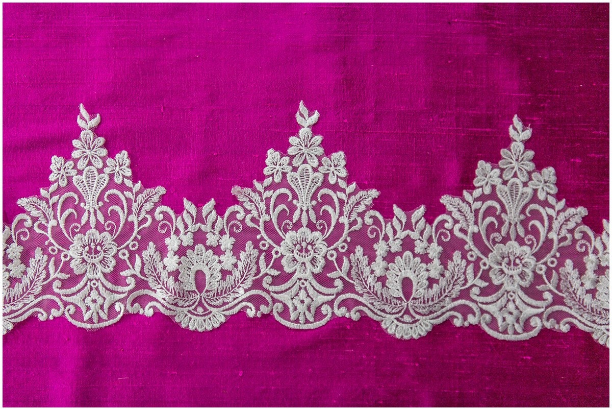 Soft & elegant lace trim/ Off-white bridal lace/ Chantilly lace/ Ornament lace trim/ Lingerie lace// T17-017