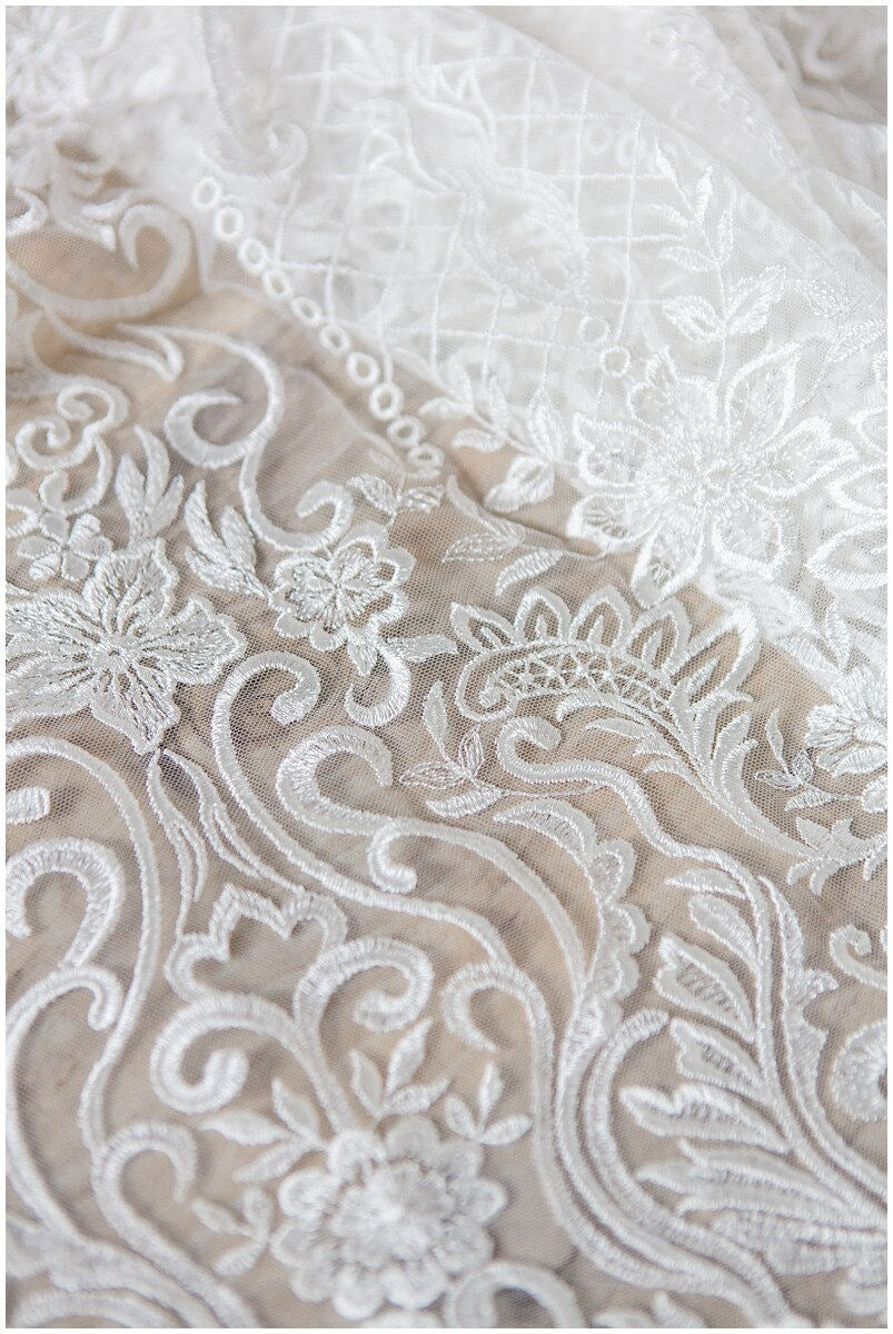 Schwere bestickte Brautspitze/ Hochzeitsspitze Off-White/ Braut Spitzenstoff// L17-046