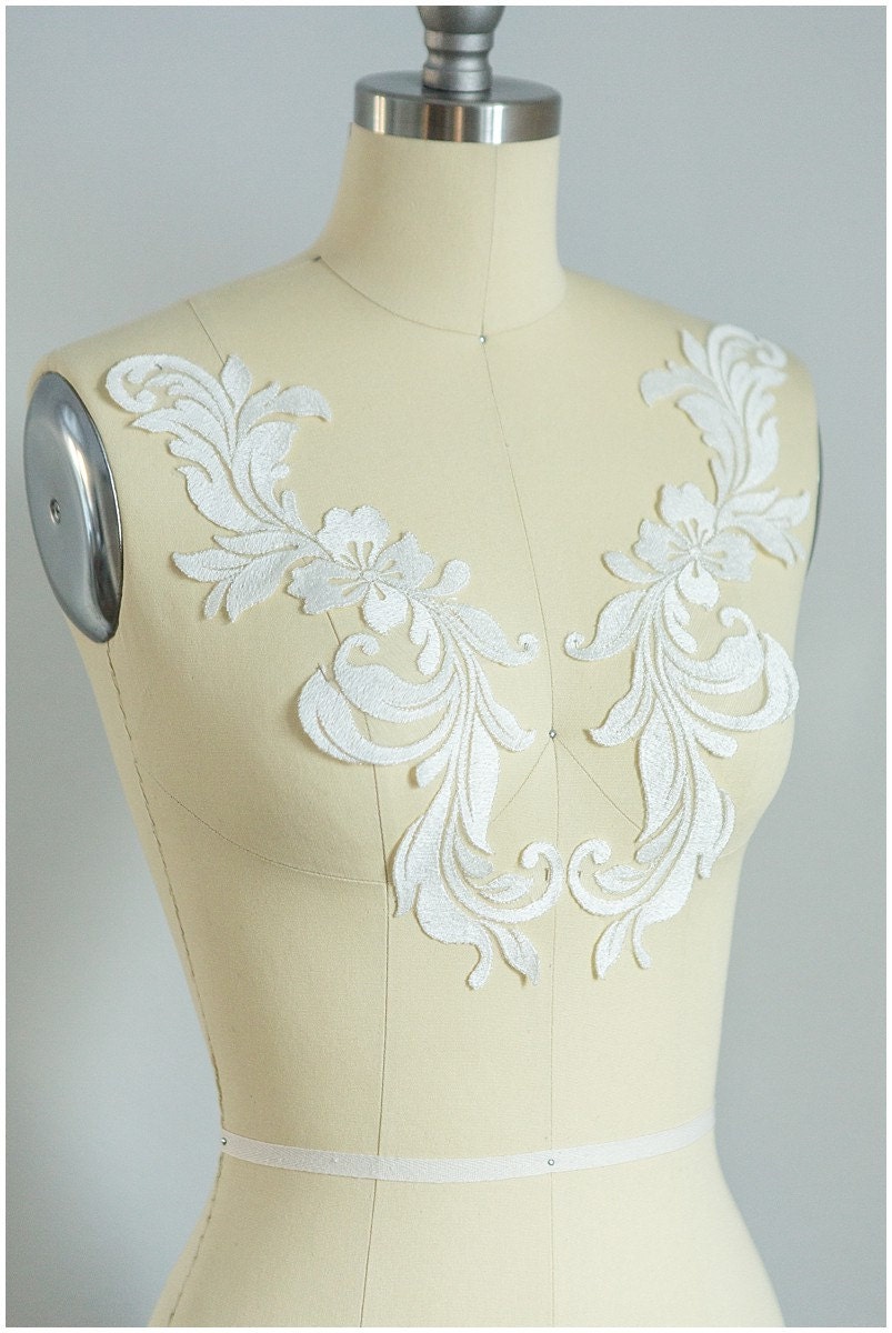 2 Stk. gespiegelte Brautblumen Applikation mit dünnem SILBERfaden, Blumenapplikation, Spitzenblume, Hochzeitskleid Aufnäher, Spitzenaufnäher// A17-027