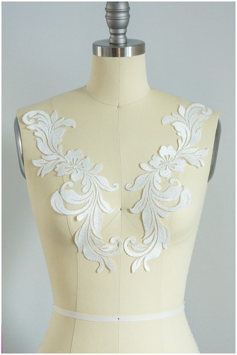 2 Stk. gespiegelte Brautblumen Applikation mit dünnem SILBERfaden, Blumenapplikation, Spitzenblume, Hochzeitskleid Aufnäher, Spitzenaufnäher// A17-027