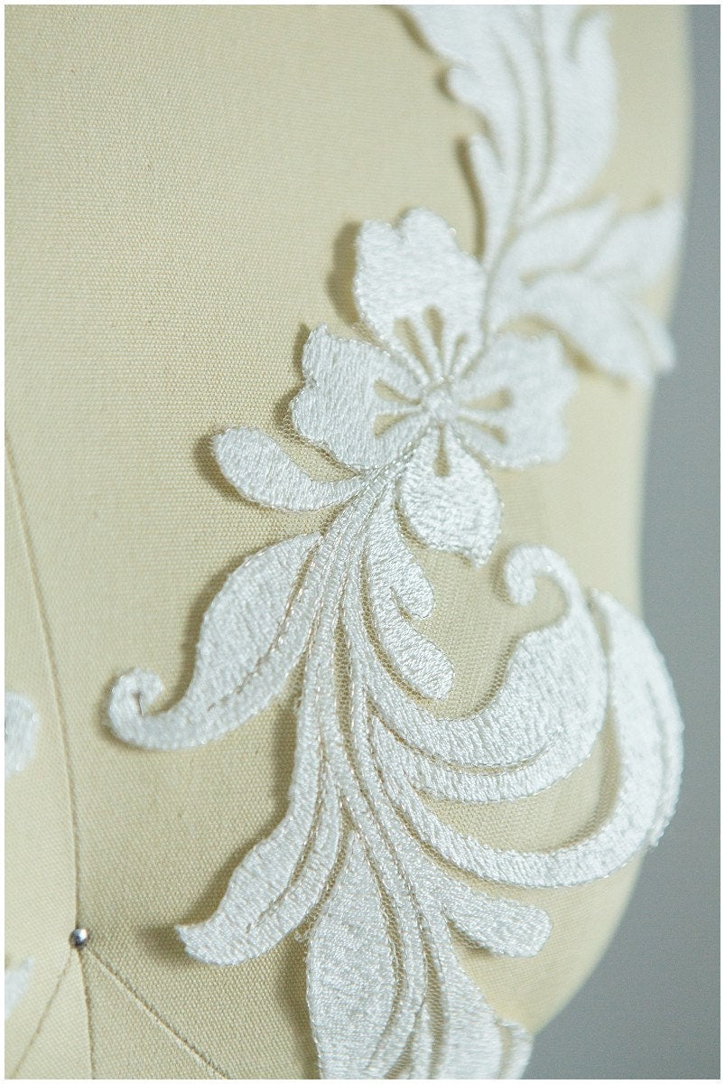 2 Stk. gespiegelte Brautblumen Applikation mit dünnem SILBERfaden, Blumenapplikation, Spitzenblume, Hochzeitskleid Aufnäher, Spitzenaufnäher// A17-027