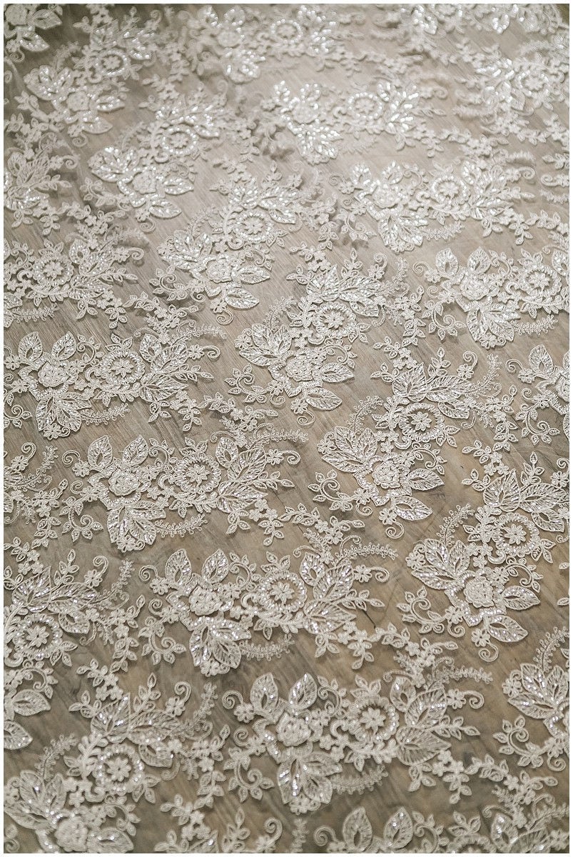 Brautblüten Spitzenstoff mit Pailletten, Hochzeitsspitze, Florale Spitze mit Pailletten, Alencon Spitzenstoff, Schleierspitze// L17-004