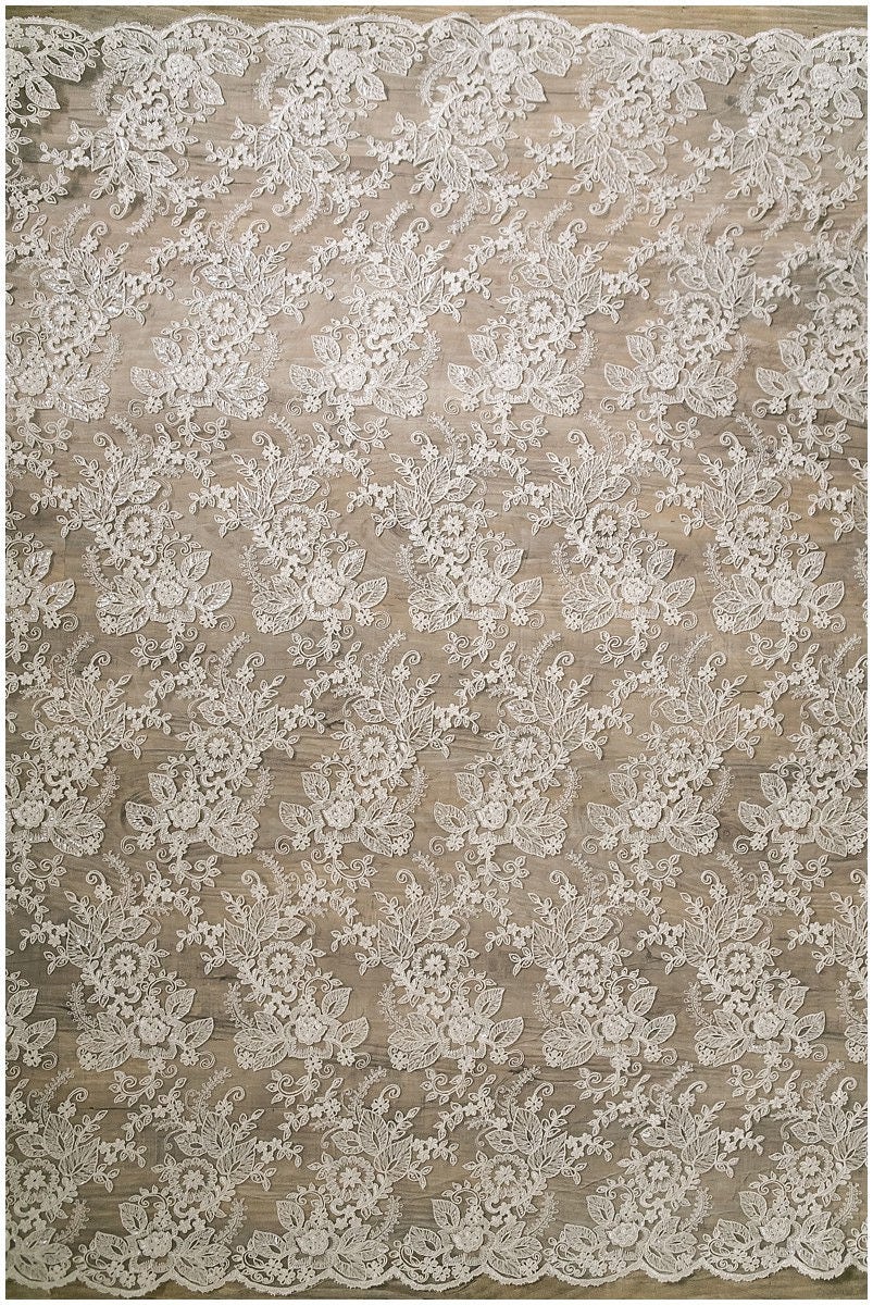 Brautblüten Spitzenstoff mit Pailletten, Hochzeitsspitze, Florale Spitze mit Pailletten, Alencon Spitzenstoff, Schleierspitze// L17-004