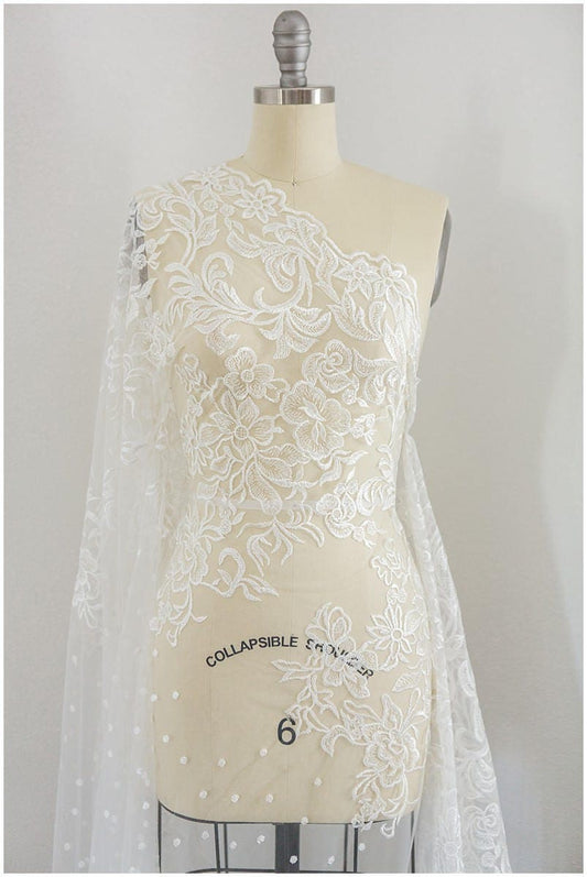 4,6 yds / 4,2 Meter Florales Spitzendesign, schwerer bestickter Braut spitzenstoff, Hochzeitsspitze, Berta Brautspitze, Blumenspitze - off-white//L17-006