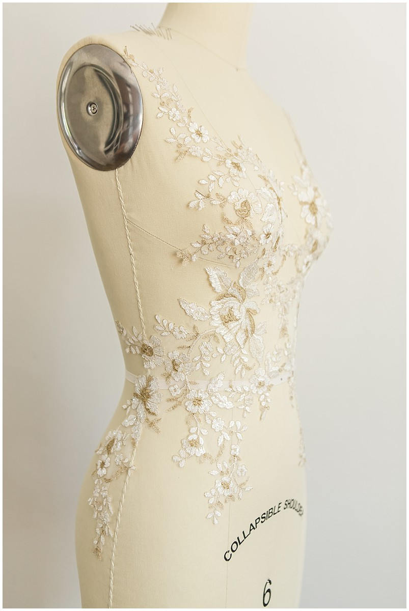IVORY + GOLD Spitzenblume Applikation, gespiegelte Spitzenblumenplatte, Hochzeitskleid Spitze, Spitzenaufnäher, Brautkleid Applikation, Goldspitze// A17-047